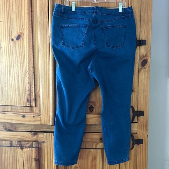 ***** 5 for $25 Venezia Embroidered Leg Cropped Jeans - Picture 4 of 7